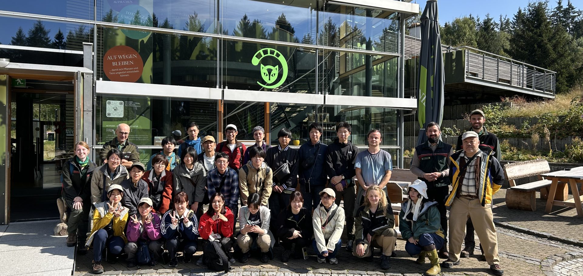 Japanische Studierende vor dem Nationalpark-Tor Erbeskopf