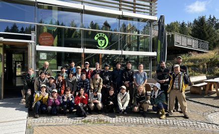 Japanische Studierende vor dem Nationalpark-Tor Erbeskopf